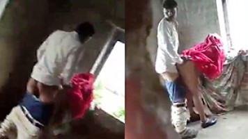 Dos pareja singando en una construcción y uno asechando