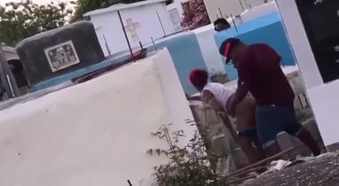 Echan un polvito en pleno cementerio