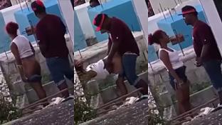 El cuero se enoja porque sus amigos no la dejan singar en el cementerio