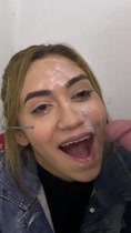 Ella feliz que voten el semen en su cara
