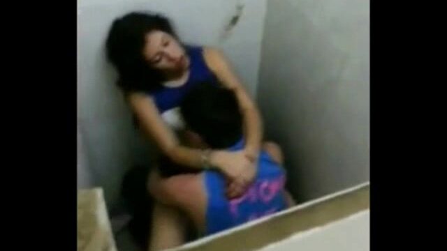 En el baño de un boliche