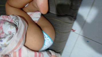 Encontré la amiga de mi hermana durmiendo en el sofá