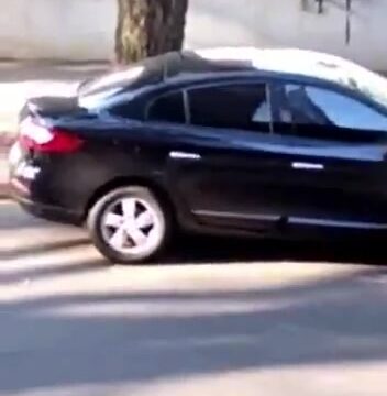 Estudiante singando al aire libre