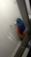 Follando en el baño publico de fiesta, follason descubiertos