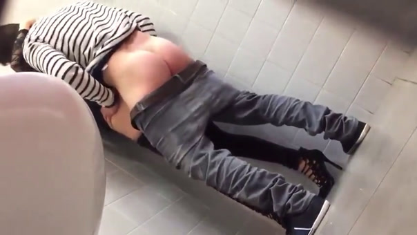 Grabe dos echando un polvo en un baño publico