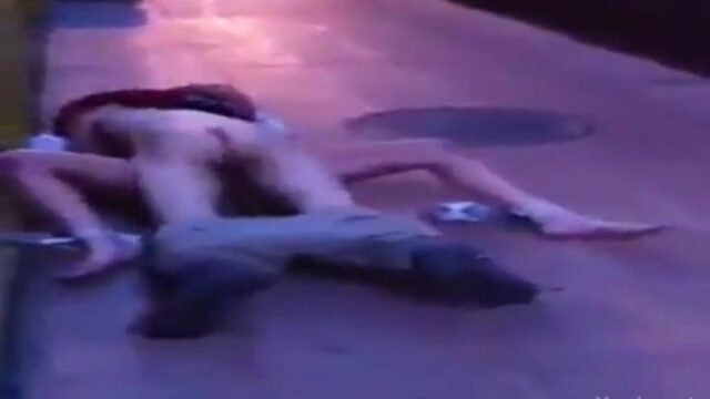 Grabe dos follando en un callejón