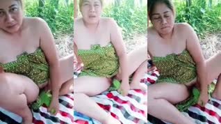 Hermosa señora disfrutando un pepino al aire libre