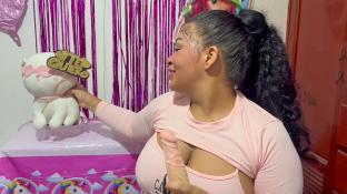 Hijastra pide perder la virgidad como regalo de su cumpleaños numero 18 en un trio