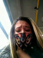 Increíble como se masturba y se viene en el auto bus