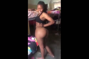 Joven culona desnuda en la habitación del campamento