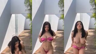 Karely Ruiz se desnuda al aire libre