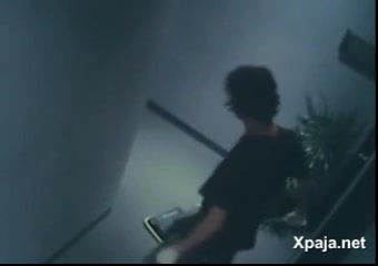 La camara de seguridad lo capta cogiendo