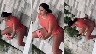 La vecina no se da cuenta que la graban mientras se toca en el patio