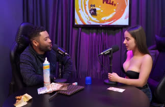 Le enseña sus linda tetas en una entrevista