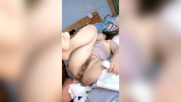 Le mete un enorme dildo negro por el culo a una Asiática