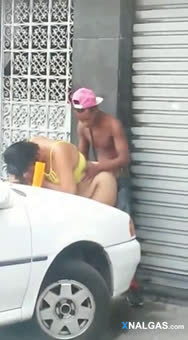 Lo Cacharon Rapando Atrás Del Carro