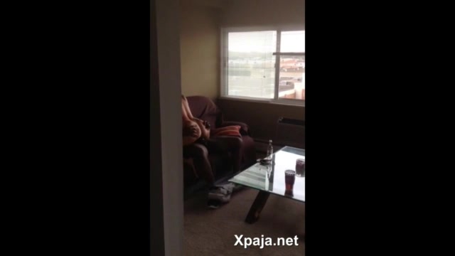 Lo graban sin que se den cuenta cogiendo en el sofá