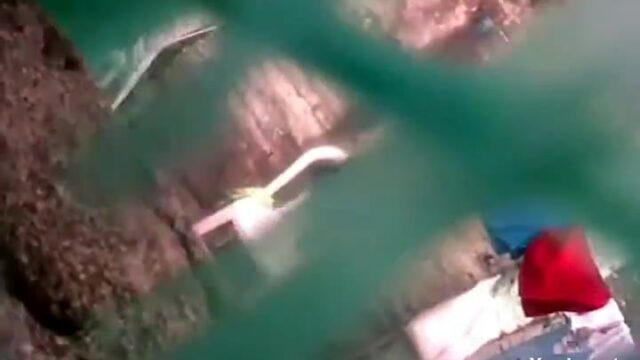 Lo grabaron echando un rapidito en el patio