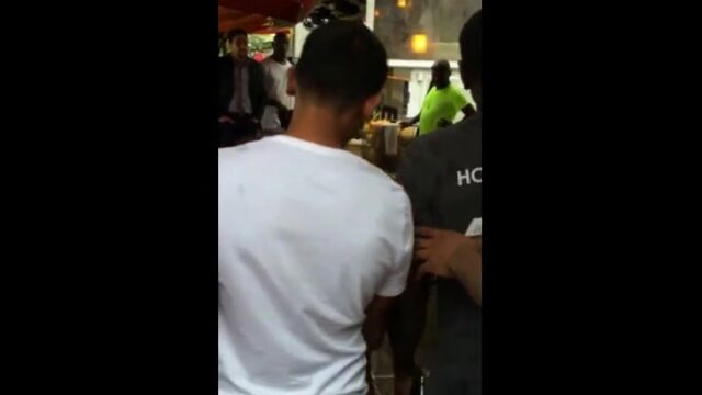 Loca desacatada en un restaurant