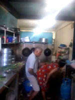 Manolo echándole un rapidito a la dueña del comedor