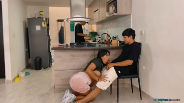 Me follo a la novia de mi amigo mientras el prepara algo en la cocina