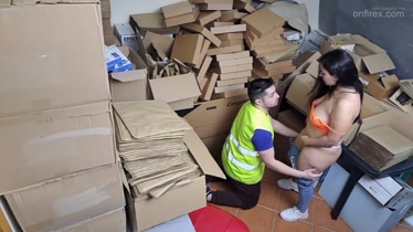 Mi jefa me exige sexo en el almacén