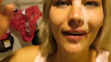 Milf caliente en el vestuario pública facialized