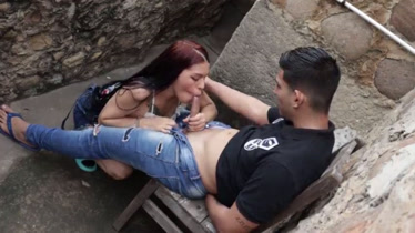 Pareja atrevida teniendo sexo duro al aire libre en una zona colonial