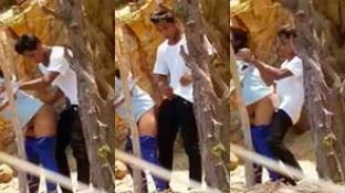 Pareja de estudiantes mayores de edad culean en el bosque