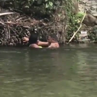 Pareja dominicana teniendo sexo en el rió delante de todos