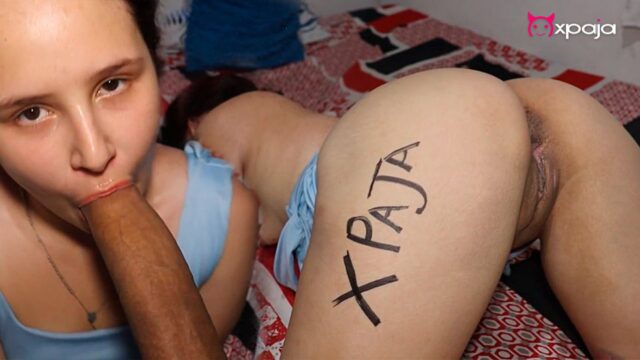 Pelirroja latina se alegra al ver la enorme verga que se comera