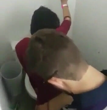 Pillados echando un rapidin en el baño