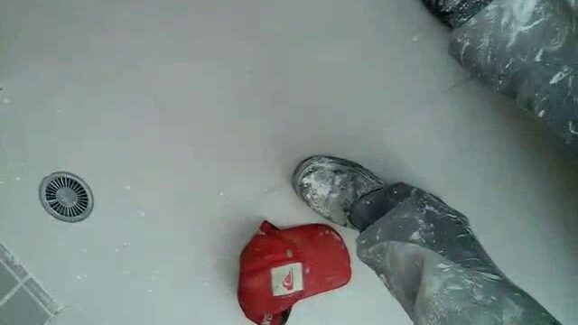 Pintor grabo a susjefe singando en la piscina