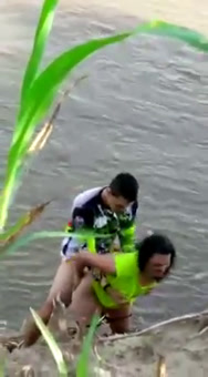 Polvito en el rio y se dan cuenta que los graban