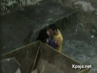 Rapando atras del balde de basura