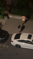 Rapando una enorme nalgona en plena calle