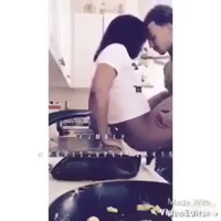 SE LO METE EN LA COCINA A DOMINICANA