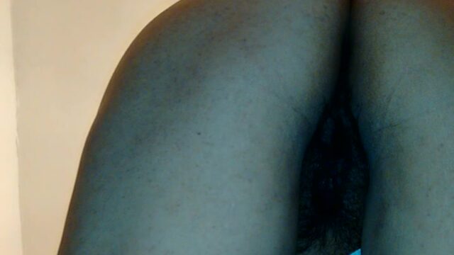 Se graba y en seña su concha en el baño