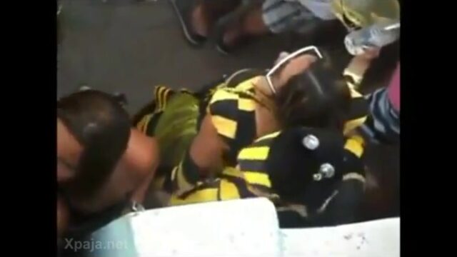 Se lo mete en publico y casi nadie se da cuenta