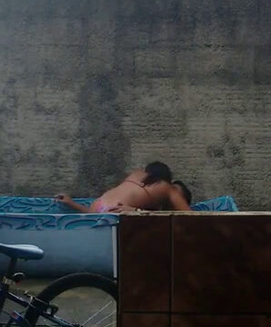 Singando en la piscina movil