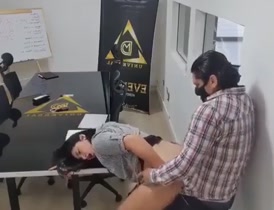 Su compañero se lo mete en su propia oficina