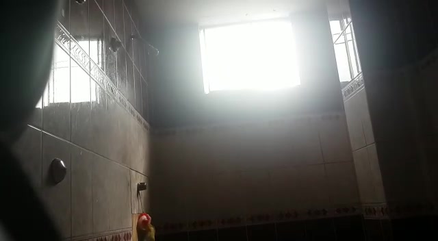 Traviesita mostrando en él baño