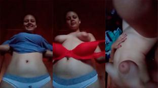 Un poco tímida, pero cumple con grabarse desnuda tocándose