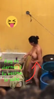 Vecina Bañándose en el Patio