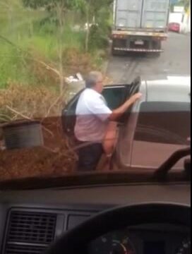 Viejito echandole un polvito a la amante en el carro