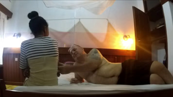 Viejo gordo con flaca prostituta en motel