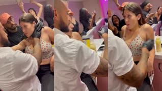 colombiana se deja chupar las tetas en publico