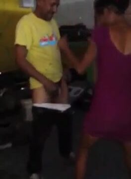 dominicana rapando en el piso