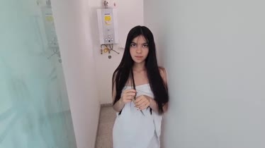 Adolescente se mete a su casa para bañarse termina dandole el mejor sexo