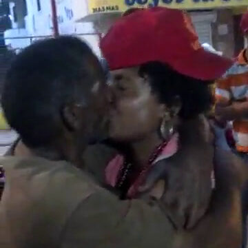 Borracha singando en la calle